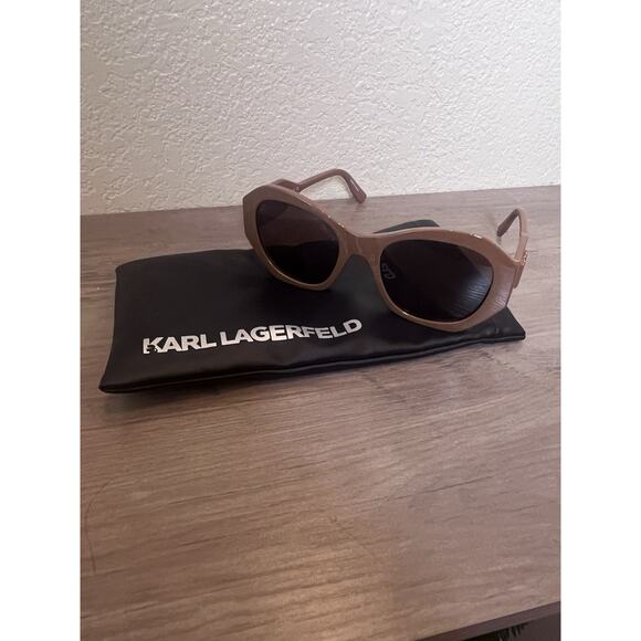 Karl Lagerfeld Mocha Sunglasses – KL Logo – Black Lenses – NWT w/ Pouch - Picture 1 of 3